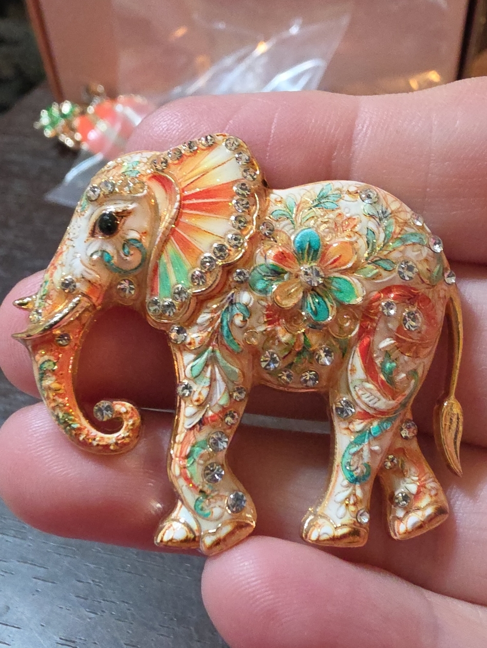 A154- Beautiful Decorative Elephant Brooch - Multicolor